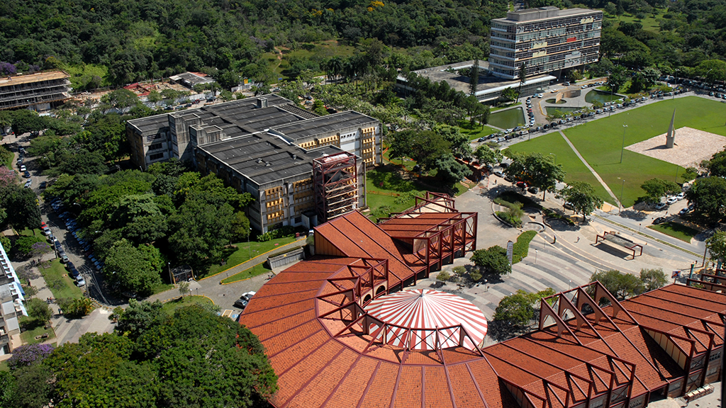 Bodas na rede de ciência e tecnologia. A imagem mostra uma vista superior da UFMG mostrado a Praça de Serviços, a Biblioteca Central e uma parte do prédio da Reitoria.