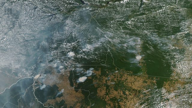 Imagem de satélite mostra nuvens de fumaça decorrentes de incêndios florestais no Brasil