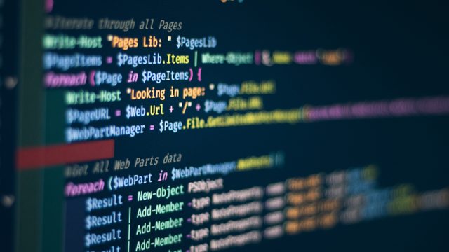 Uma tela em modo noturno mostra uma série de códigos HTML em diferentes cores