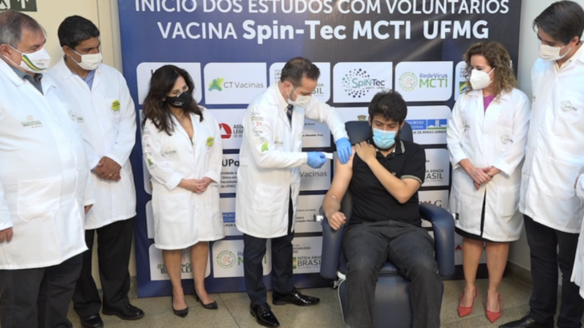 O estudante João Vítor Carvalho recebeu a primeira dose dos testes clínicos da SpiN-TEC