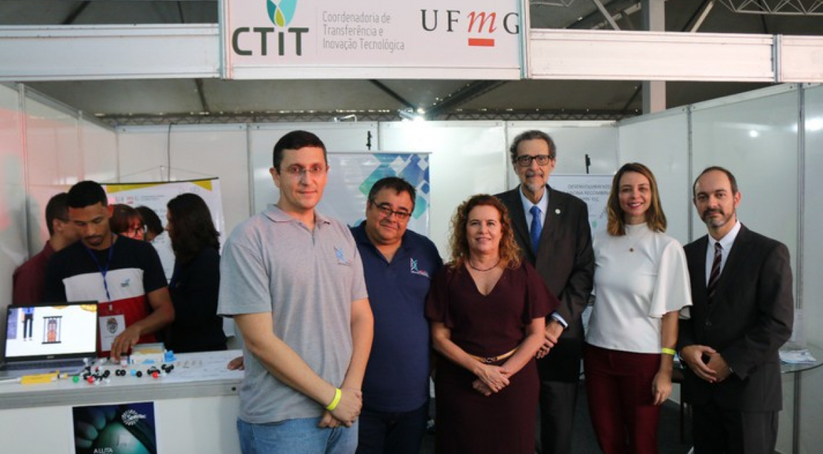 Sandra Goulart, reitora da UFMG (ao centro), o presidente da Fapemig, Paulo Beirão (de terno, ao lado dela), e equipe envolvida no projeto contratado pela PMMG.